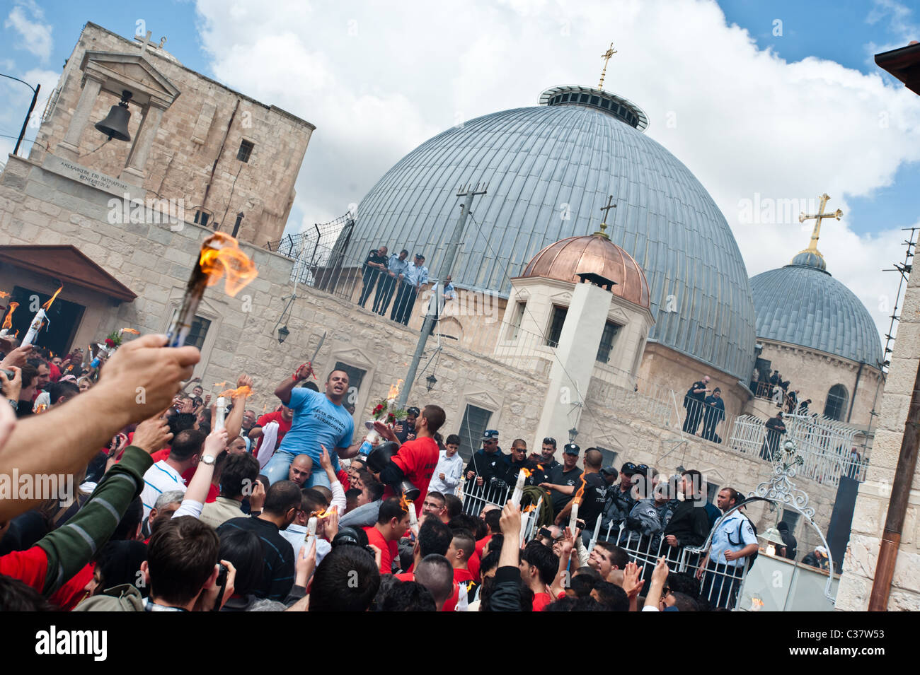 Christliche Pilger in der Nähe von Jerusalem Kirche des Heiligen Grabes Kerzen das heilige Feuer-Ritual vor Ostern zu feiern. Stockfoto
