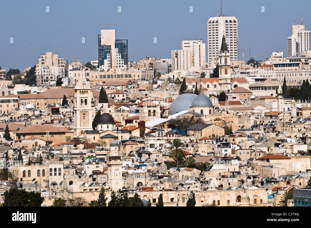 Ein Blick auf die Altstadt von Jerusalem einschließlich der Kirche des Heiligen Grabes und die lutherische Kirche. Stockfoto