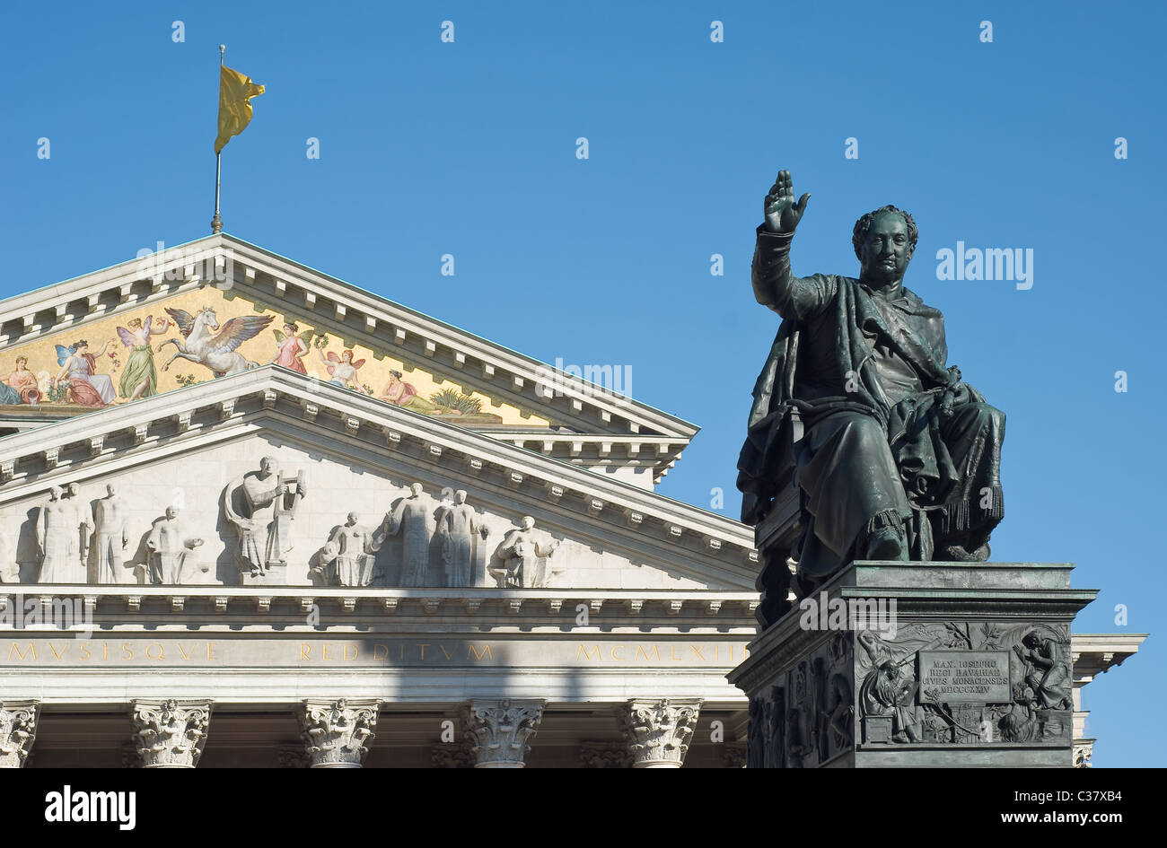 Denkmal von Maximilian Joseph am Nationaltheater in München Stockfoto