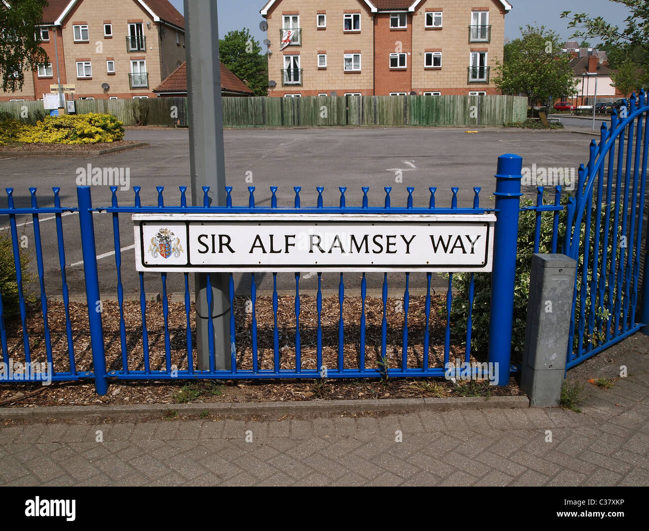 Straßenschild nach Sir Alf Ramsey Weg an der Portman Road, Heimspielstätte von Ipswich Town Football Club Stockfoto