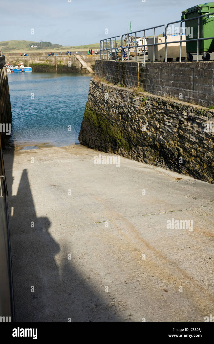 Kornische Slipanlage / Rutschen Weg / Rampe führt zu Wasser / Wasser-Rand im Hafen von Padstow. Cornwall. UK Stockfoto