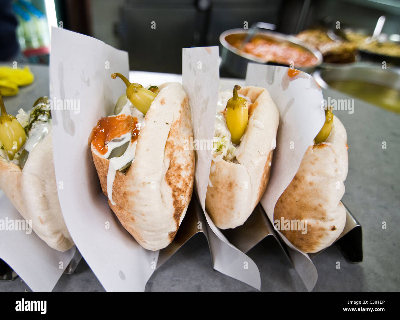 Frische Falafel serviert in ein Pita-Brot. Stockfoto