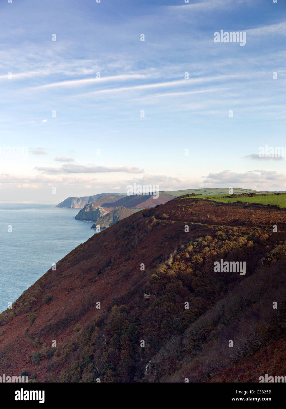 Blick von Nord-Devon Coastpath Ost in Richtung Heddon des Mund und das Tal der Felsen Stockfoto