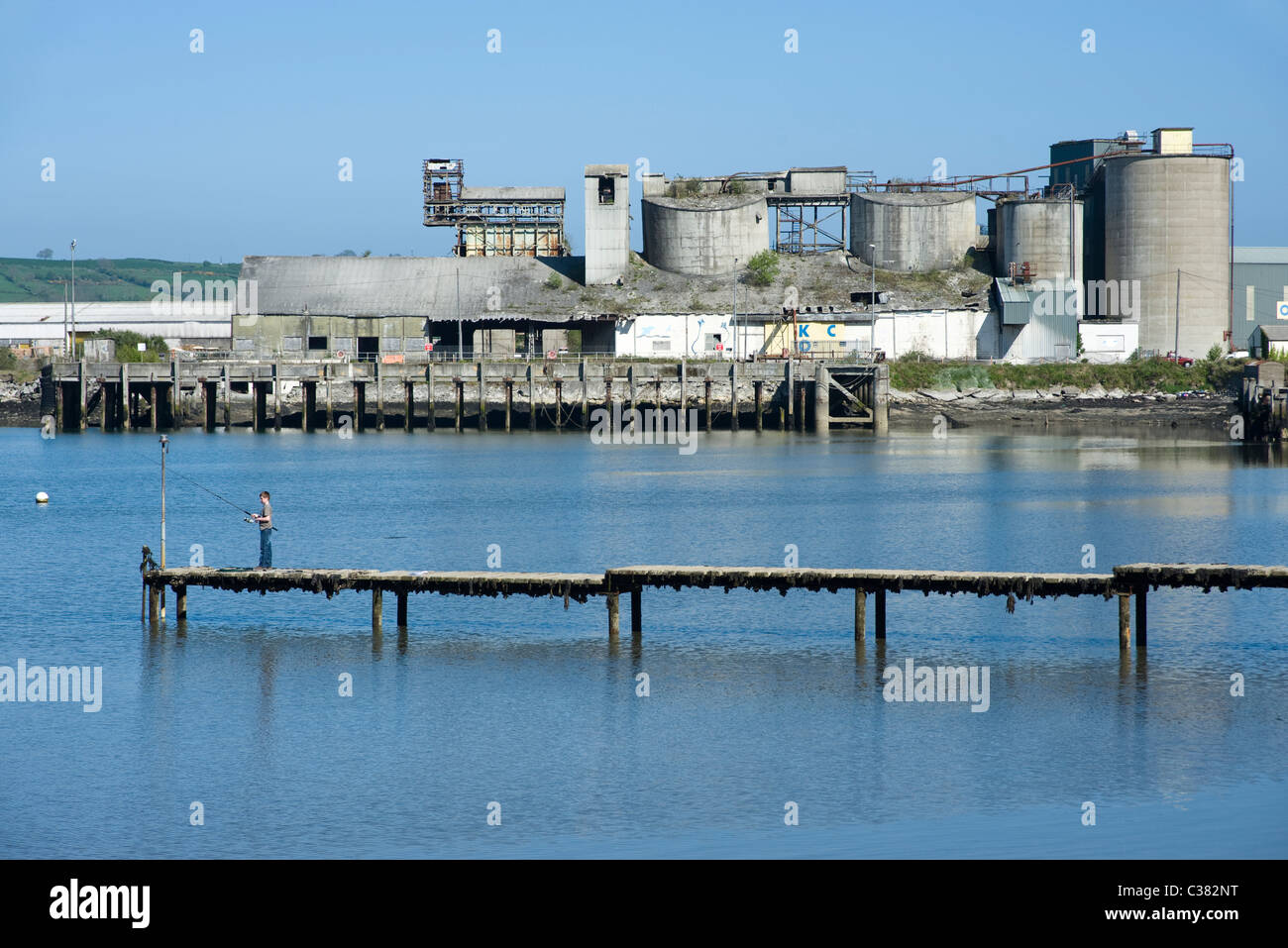 Junge Angeln durch DIS verwendete Zement funktioniert, Magheramorne, County Antrim. Stockfoto