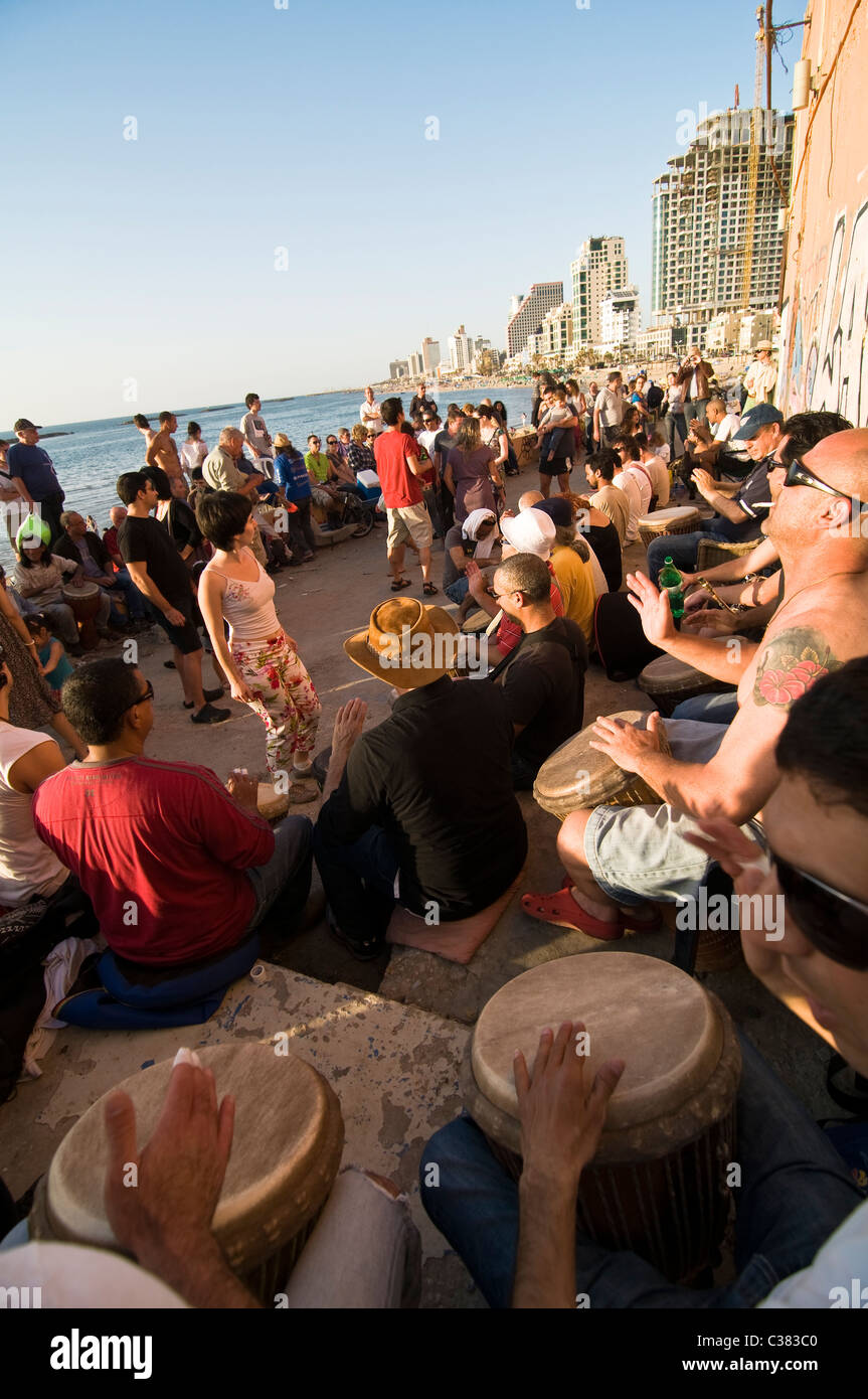 Freitag Nachmittag Trommeln während Sonnenuntergang Stunden Sitzung am Dolfinarium Strand in Tel Aviv. Stockfoto