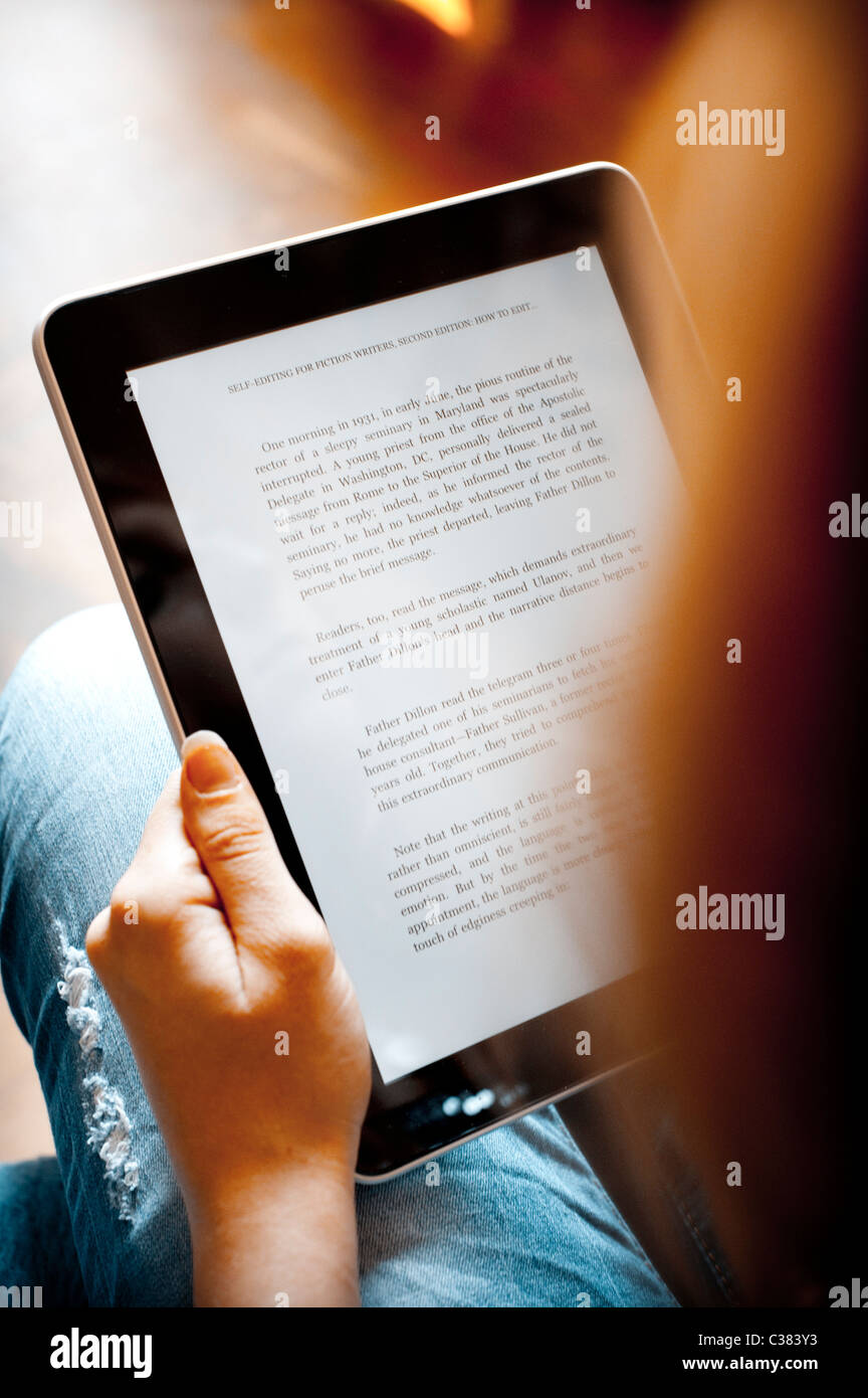 Frau liest ein e-Book mit dem iPad Stockfoto