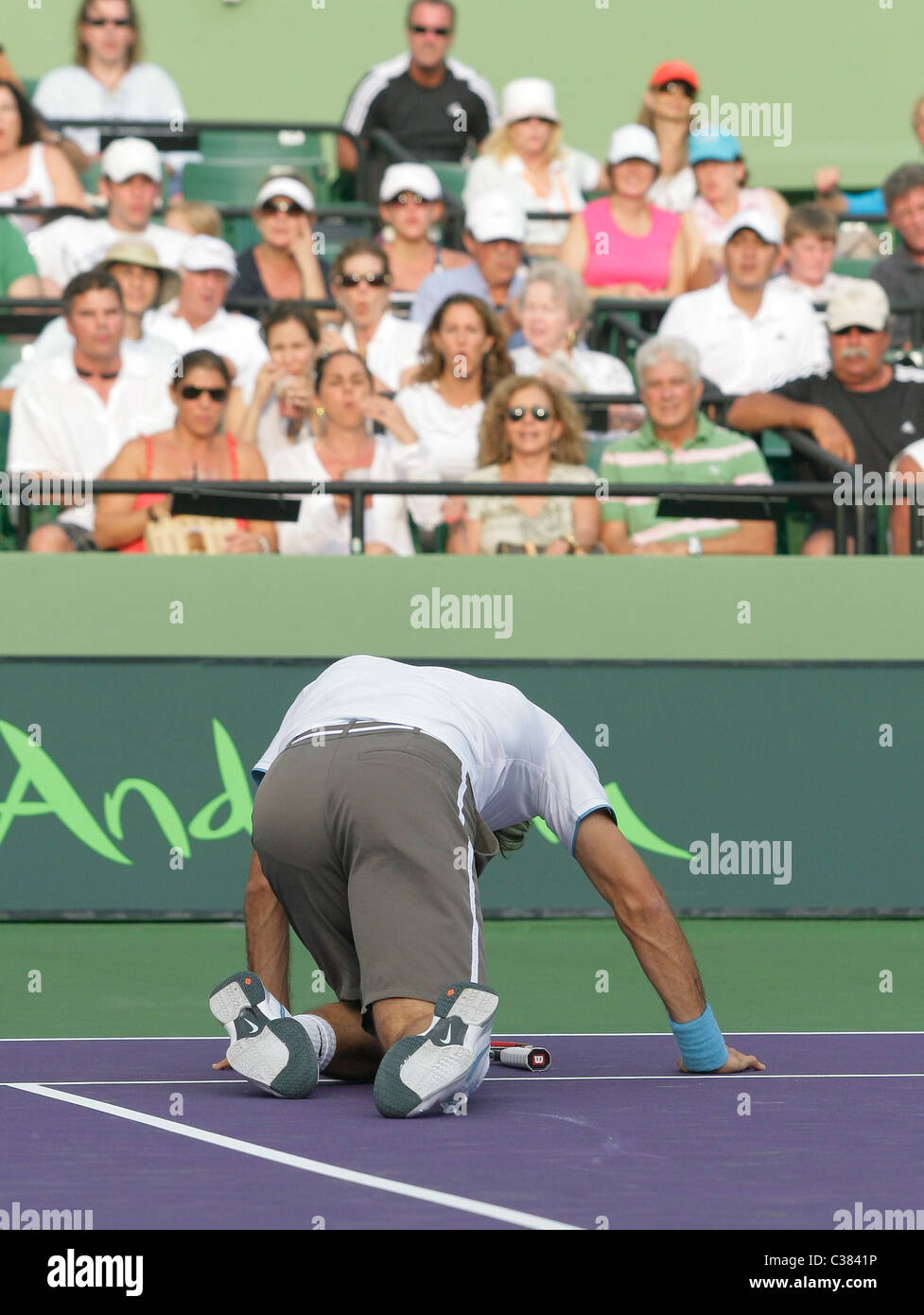 Roger Federer nimmt einen Überlauf während des Spiels gegen Taylor Dent Tag 9 der Sony Ericsson Open im Crandon Park Tennis Centre Stockfoto