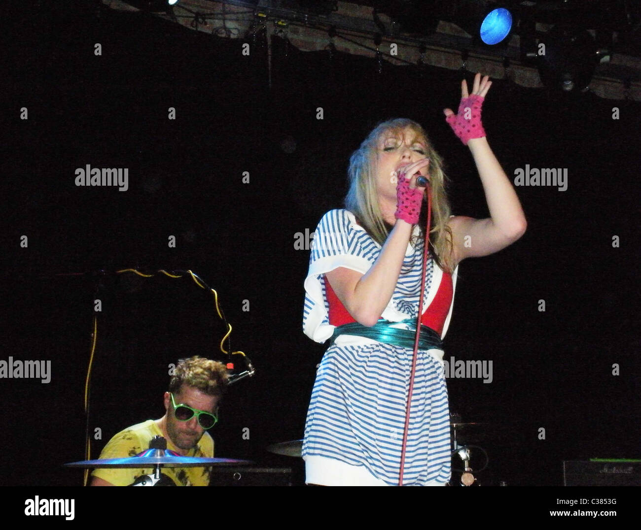 Jules De Martino und Katie White The Ting Tings durchführen in der Music Hall von Williamsburg New York City, USA - 15.03.09 Stockfoto