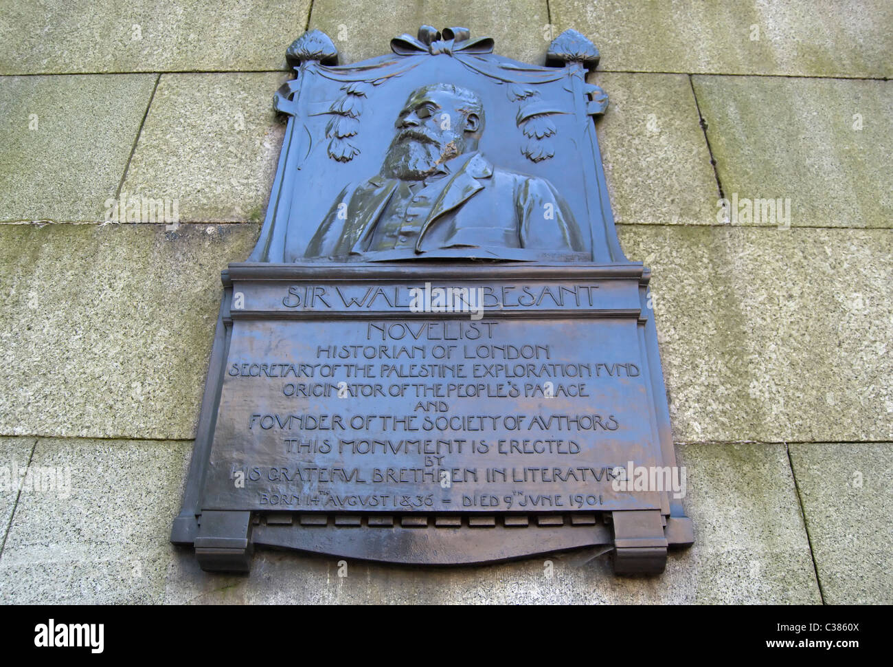 Sir George Frampton 1904 Denkmal für Schriftsteller und Historiker Sir Walter Besant am Victoria Embankment, London, England Stockfoto