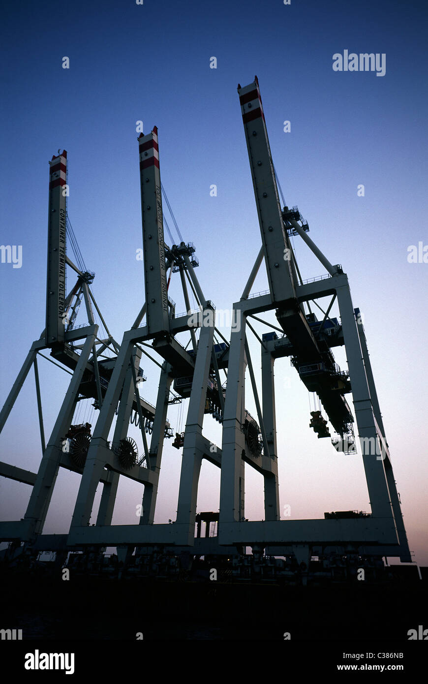 HHLA Tollerort Container Terminal in der Abenddämmerung in Steinwerder ...