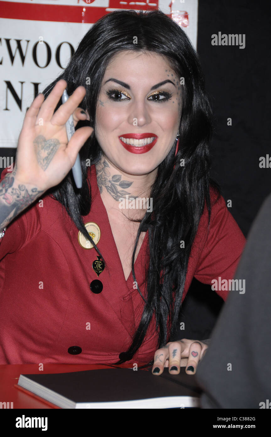 Kat Von D Zeichen Exemplare ihres Buches "High Voltage Tattoo" an Buchstützen Ridgefield, New-Jersey - 17.03.09 Stockfoto