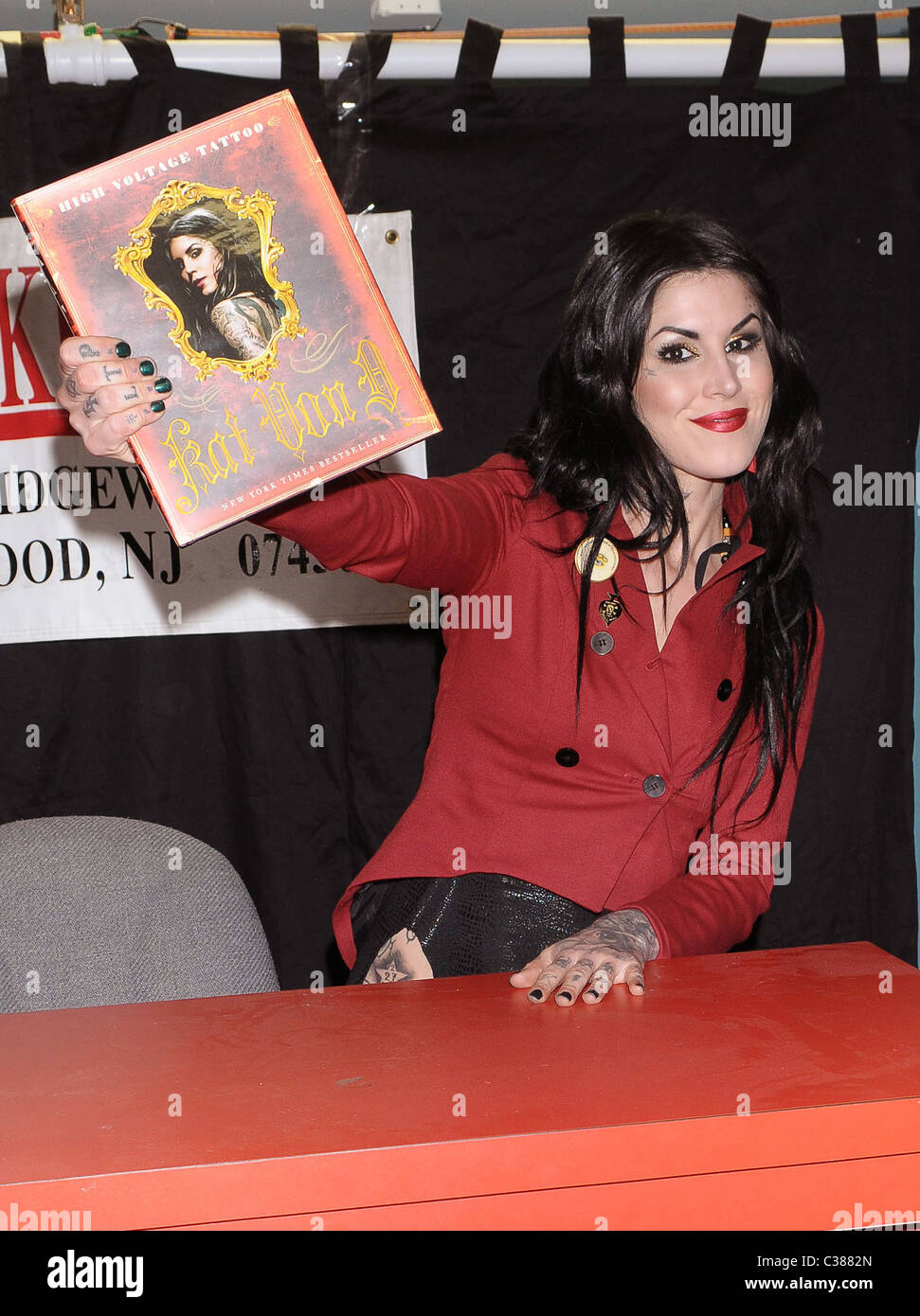 Kat Von D Zeichen Exemplare ihres Buches "High Voltage Tattoo" an Buchstützen Ridgefield, New-Jersey - 17.03.09 Stockfoto