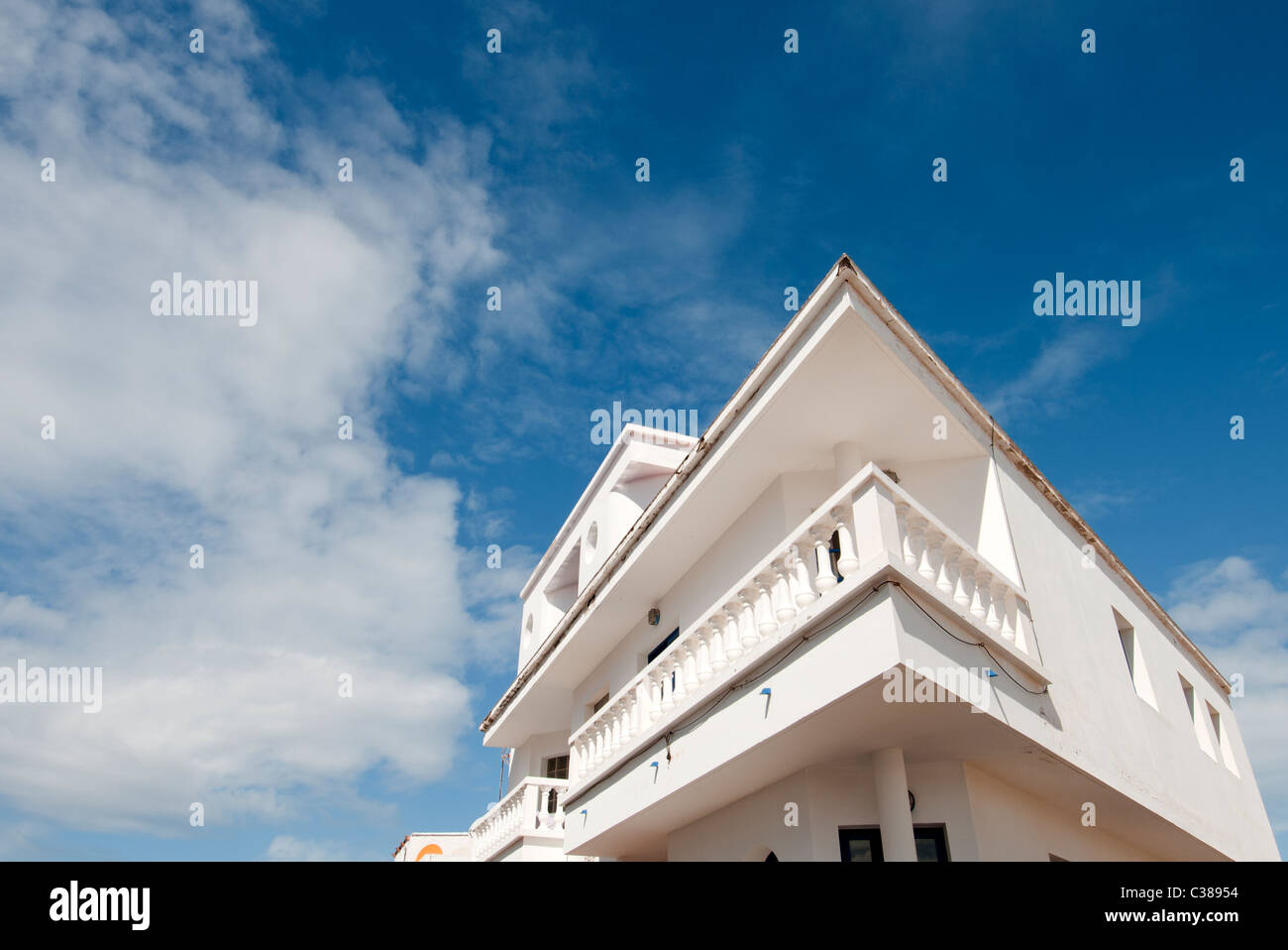 weißes Gebäude, Wohnung Balkon El Cotillo Fuerteventura Kanarische Inseln Stockfoto