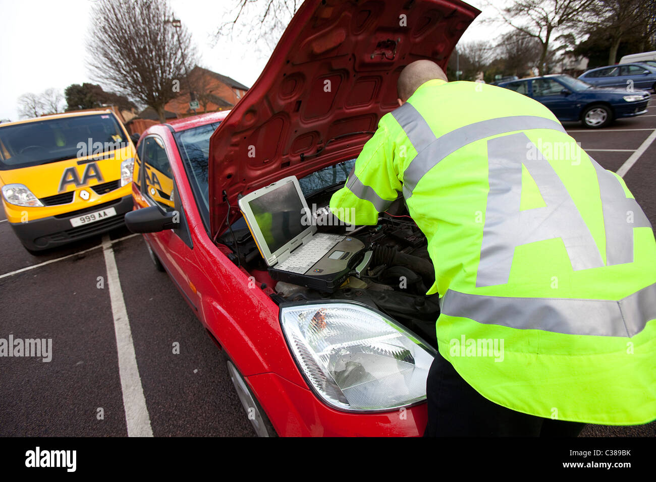 Stewart Topp, AA Patrouille des Jahres, bei der Arbeit an einem Auto kaputt. Stockfoto