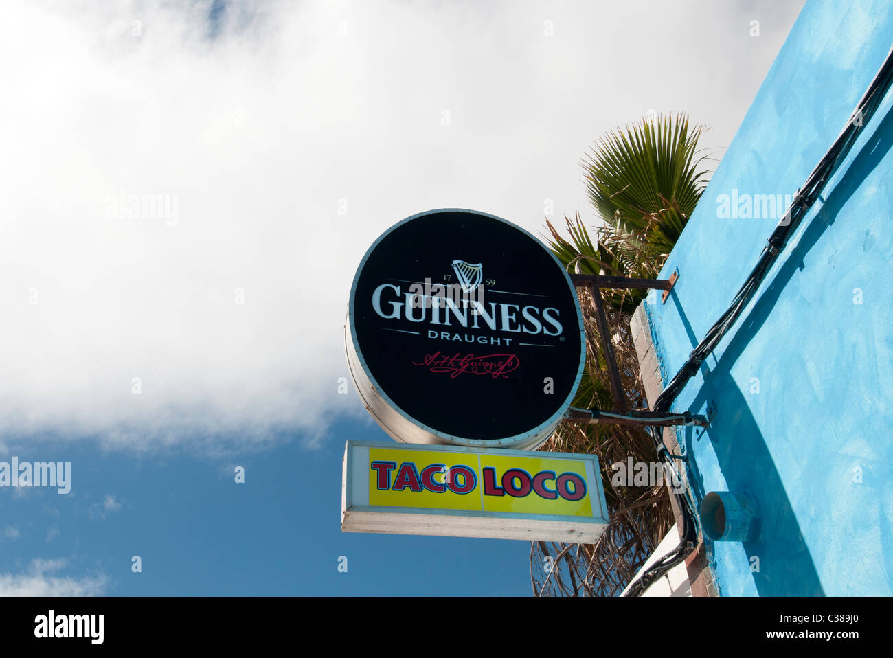 Guinness-Schild an der Wand außerhalb bar Fuerteventura Kanarische Inseln Stockfoto