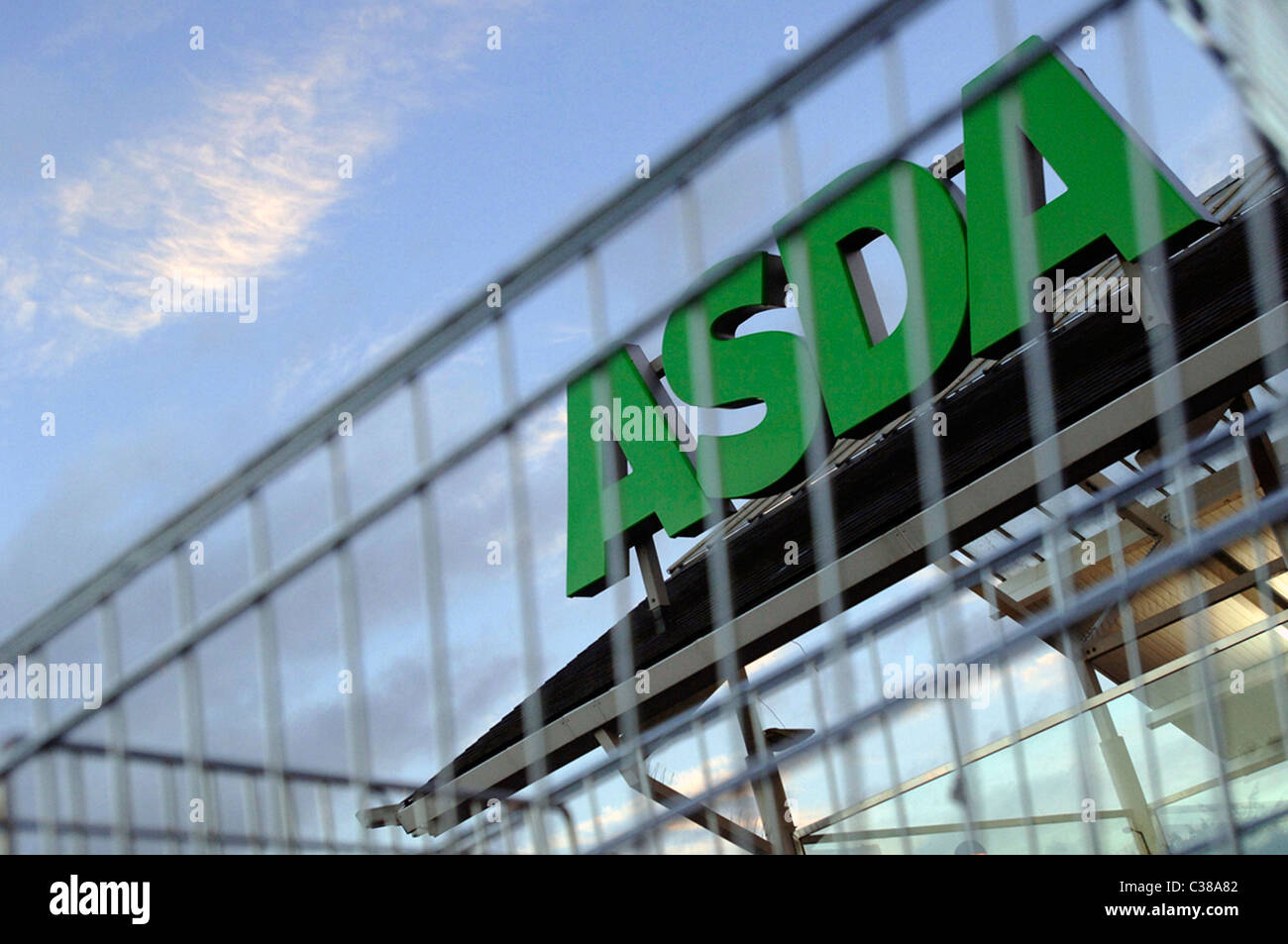Fassade eines ASDA Walmart Stores. Stockfoto
