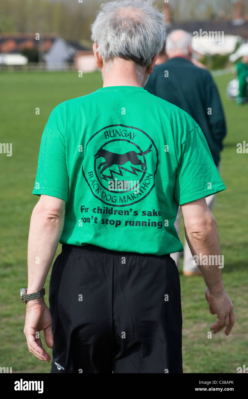 Mann mit Nspcc Charity-t-Shirt auf Stockfoto