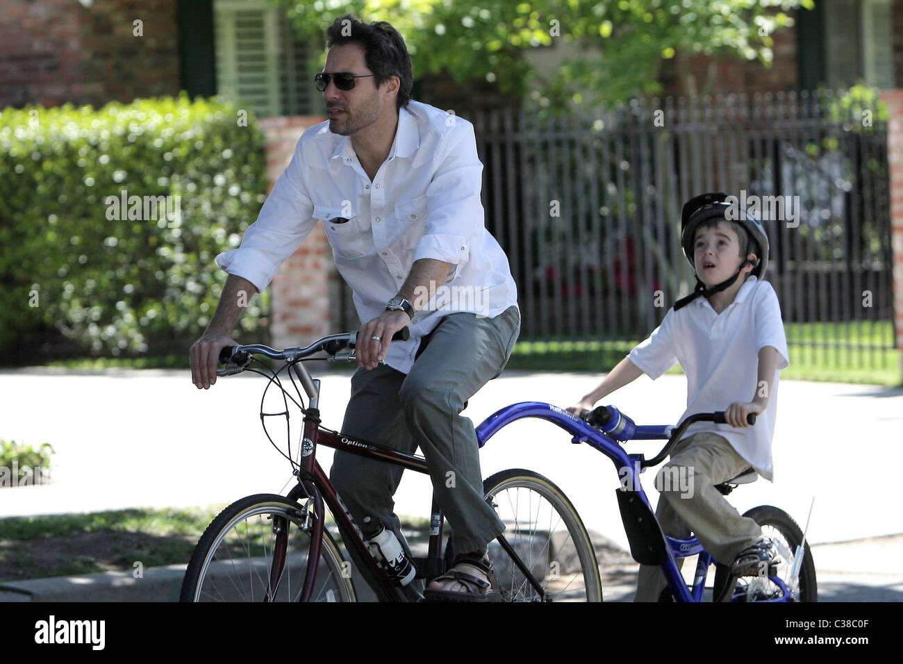 Will and Grace "star Eric McCormack mit dem Tandem-Fahrrad mit seinem Sohn, Finnigan Holden McCormack Los Angeles, Kalifornien - Stockfoto