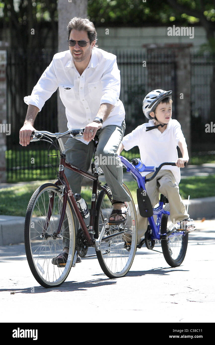 Will and Grace "star Eric McCormack mit dem Tandem-Fahrrad mit seinem Sohn, Finnigan Holden McCormack Los Angeles, Kalifornien - Stockfoto