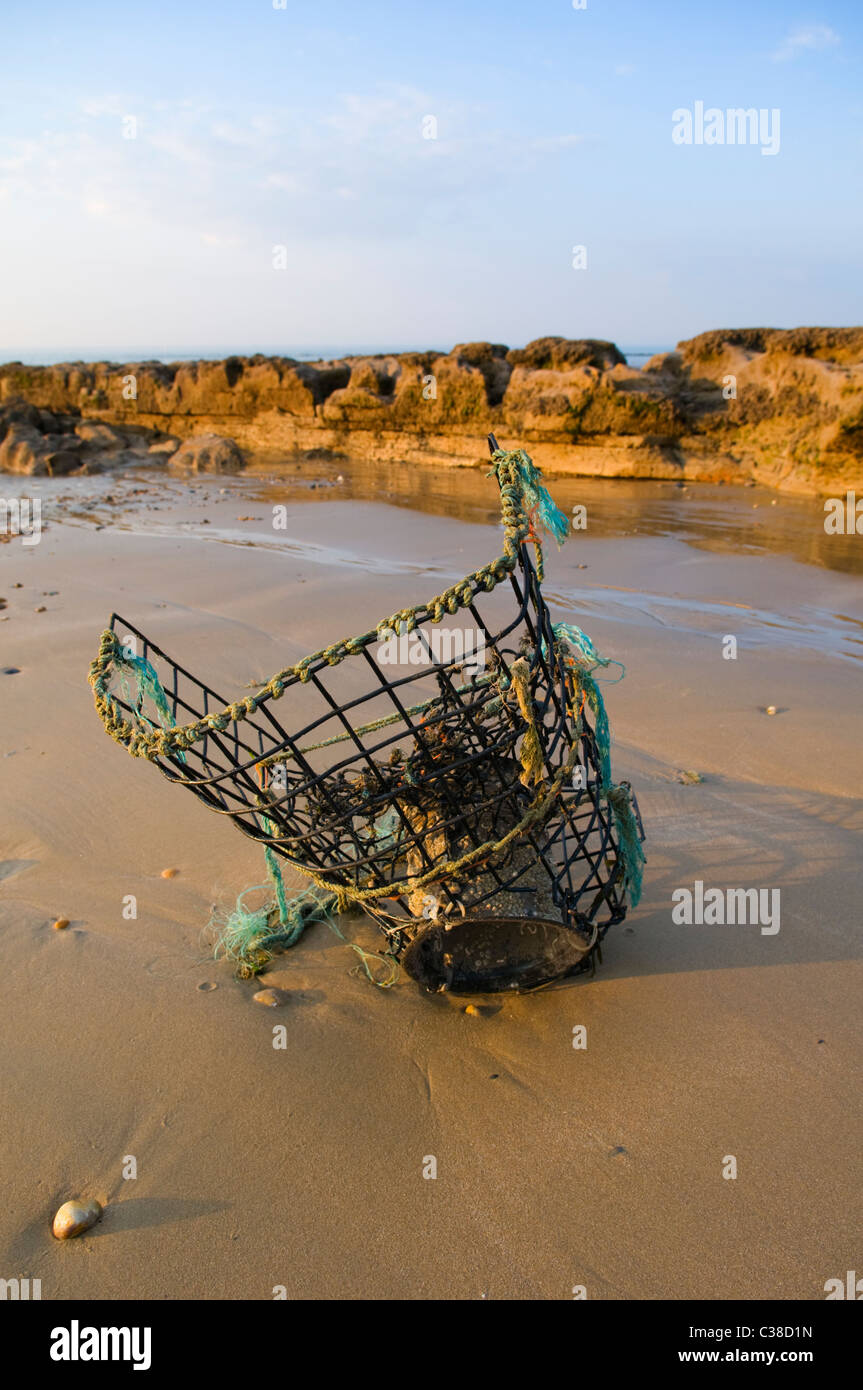 Eine gebrochene Lobster Pot angespült Sandstrand bei Bexhill, East Sussex, UK Stockfoto