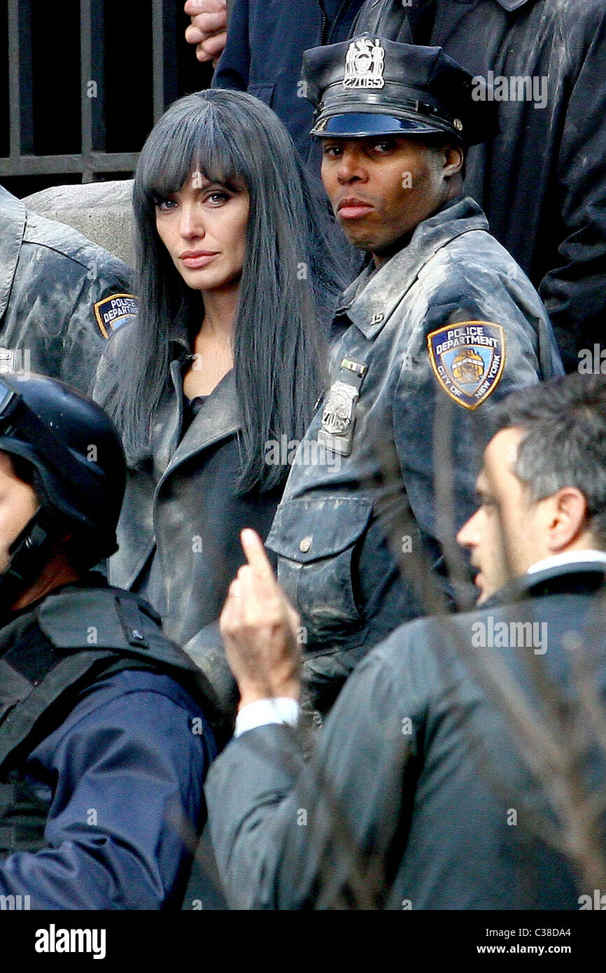 Angelina Jolie sporting eine schwarze Perücke und Handschellen am Set von ihrem kommenden Spionage-Thriller "Salt" New York City, USA - 21.03.09 Stockfoto