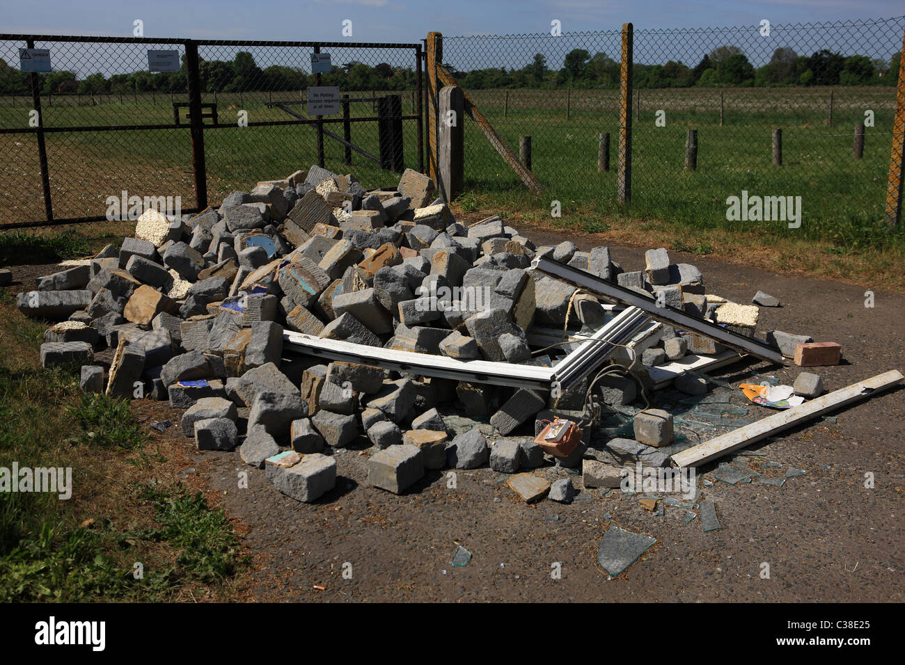 Bauschutt am Straßenrand abgeladen, illegale Fliege-Kipp verdirbt die englische Landschaft und ist asozial. Stockfoto
