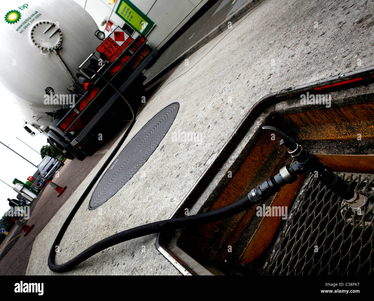 Ein BP LKW-Befüllung die Pumpen an einer Tankstelle. Stockfoto
