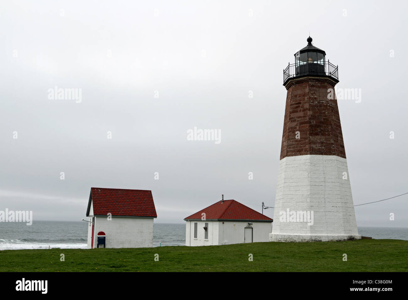 Zeigen Sie Judith Lighthouse an einem nebeligen Tag. Point Judith, Rhode Island, USA. Stockfoto