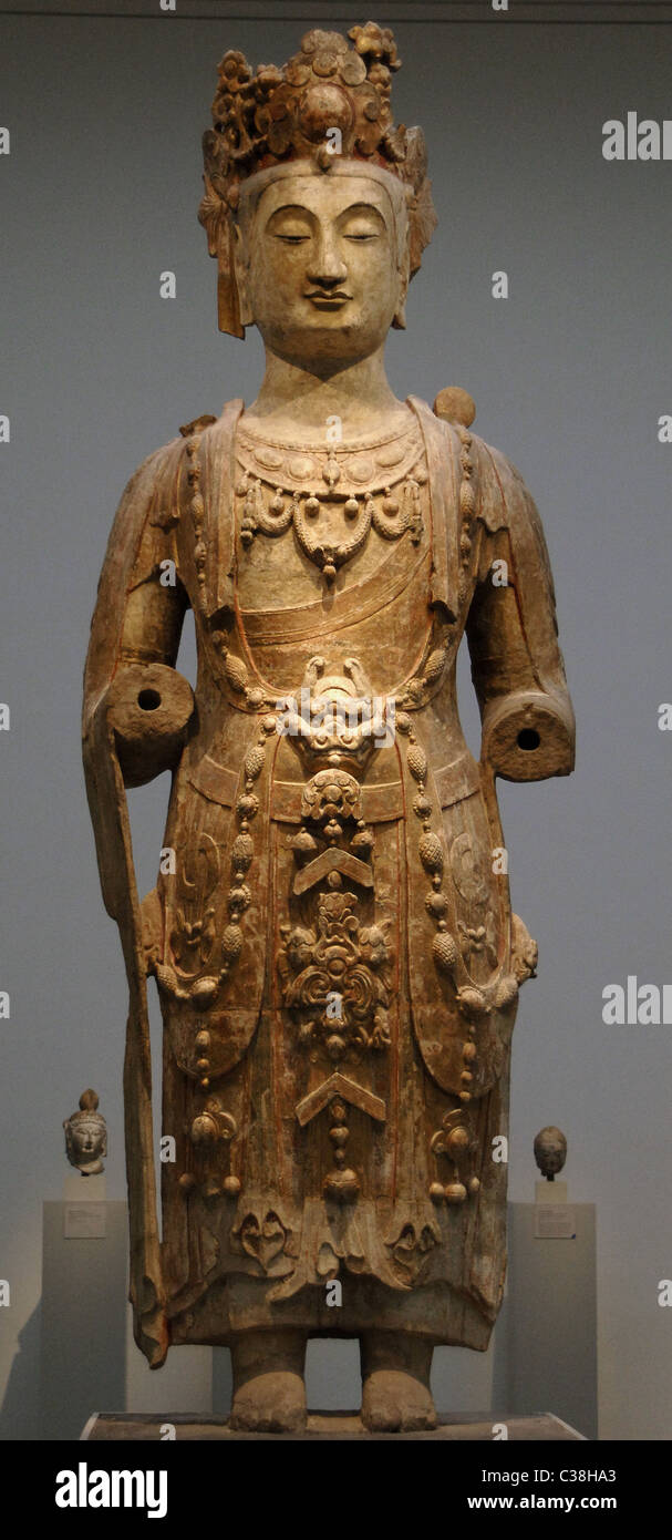 Stehender Bodhisattva. Nördliche Qi-Dynastie (550-577). Stammt aus der chinesischen Provinz Shanxi (China). 6. Jahrhundert. Stockfoto