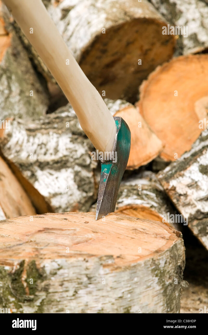 Axt mit Holzgriff wird geschnitten, um sich anzumelden Stockfoto