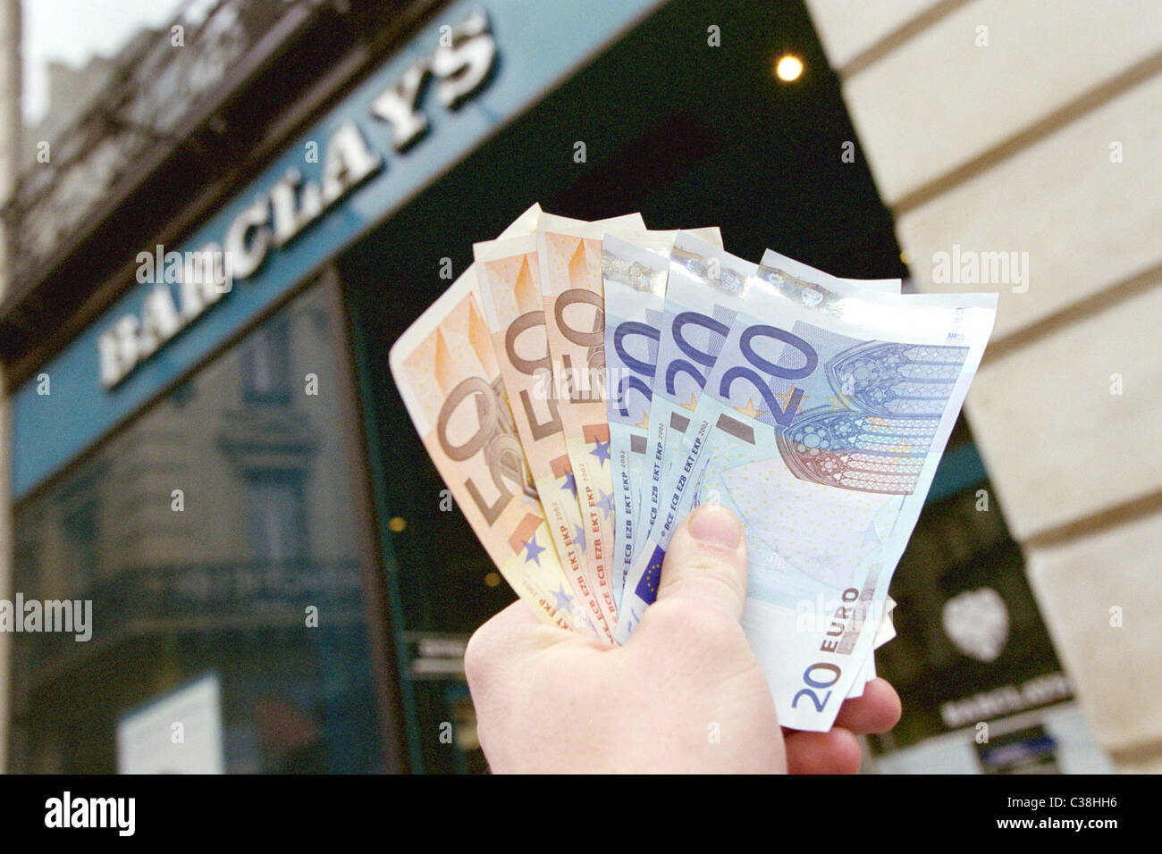 Neuen Euro-Banknoten kommen über Barclays 250 kontinentalen Europen Netzwerk von Niederlassungen. Stockfoto