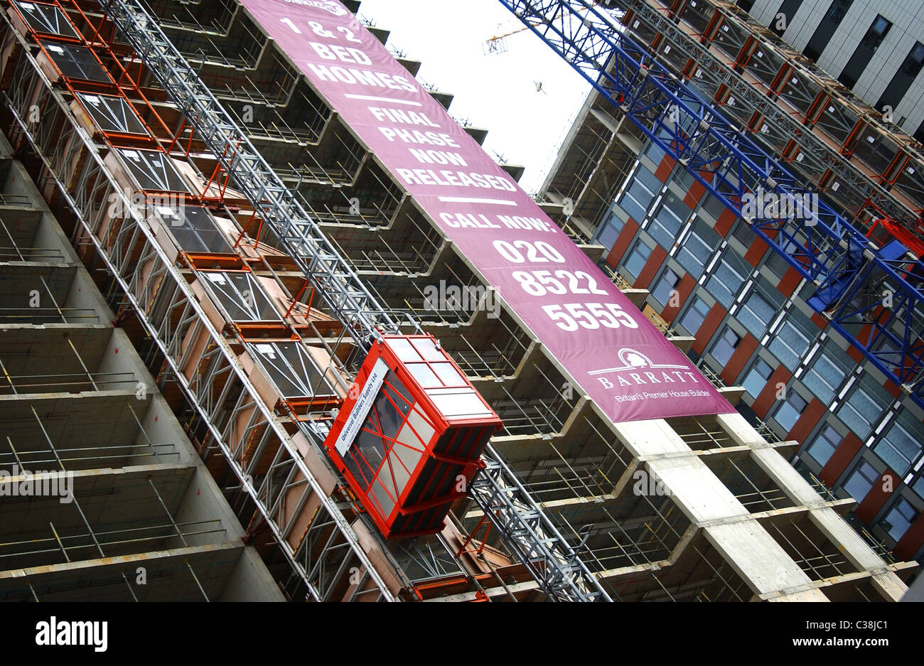 Eine Barratt Häuser Elektron Entwicklung, Newport Avenue, London. Stockfoto