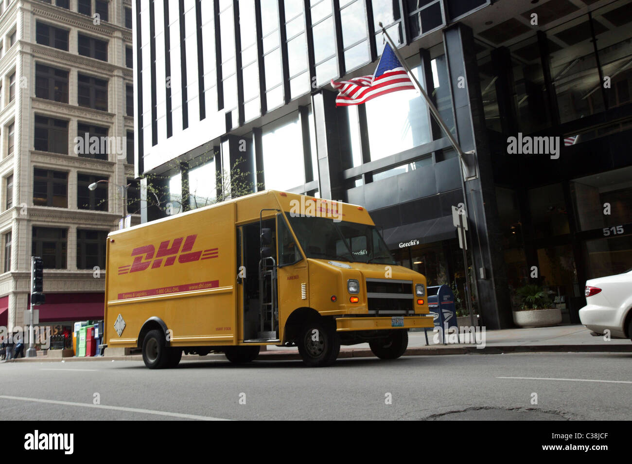 Ein DHL-Lieferwagen. Stockfoto