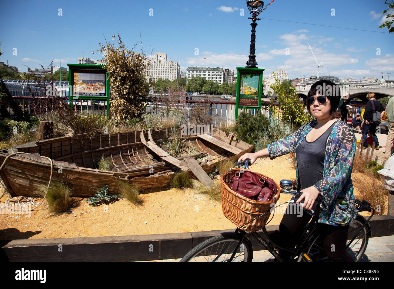 Frühling-Community-Aktivitäten auf der Southbank, London. Britische Küste im Zentrum von London, auf einem 70 Meter langen Stadtstrand. Stockfoto