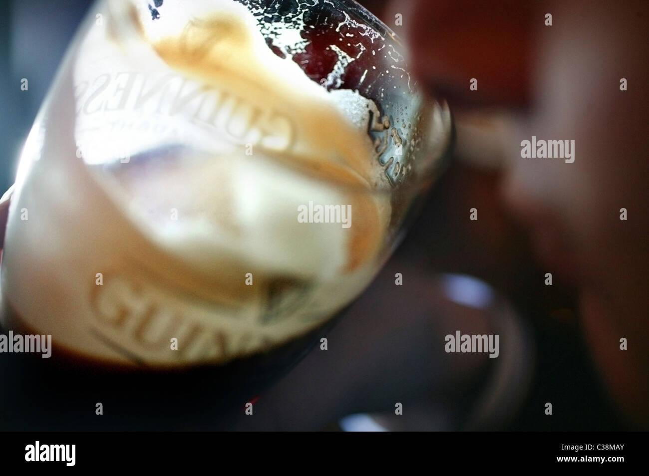 Bild zeigt: ein Pint Guinness; eine Marke von Diageo. Stockfoto