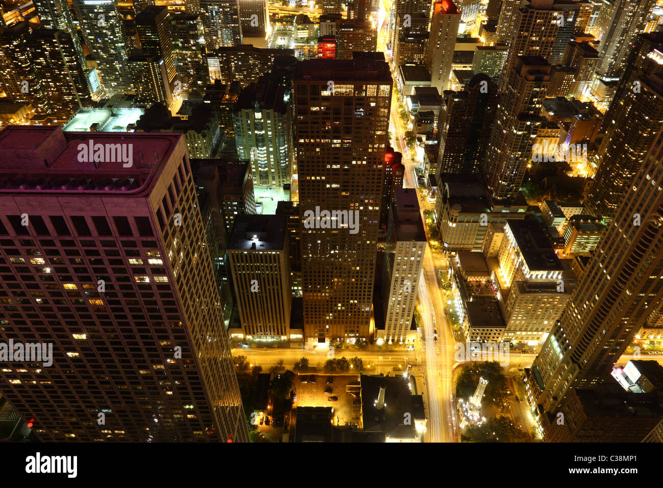 Blick auf Downtown Chicago / USA von hoch oben in der Nacht Stockfoto