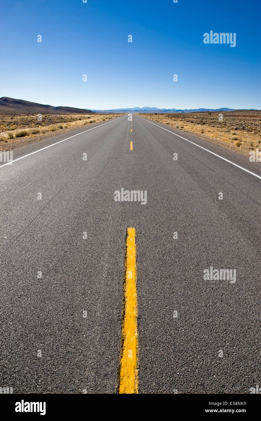 Lange einsame Landstraße, Nevada, USA Stockfoto