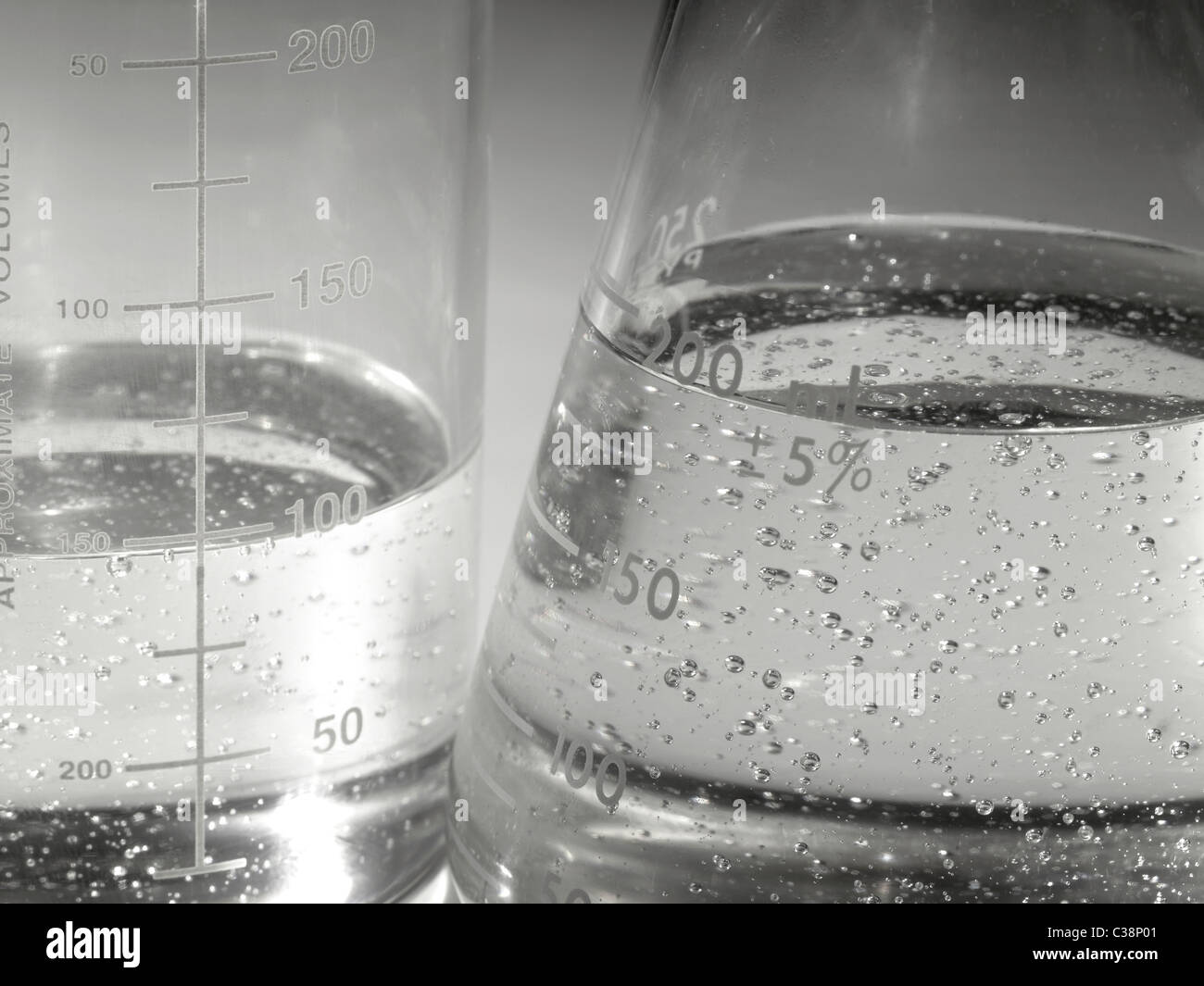 Becher im Labor mit kochendem Flüssigkeit & Luftblasen Stockfoto