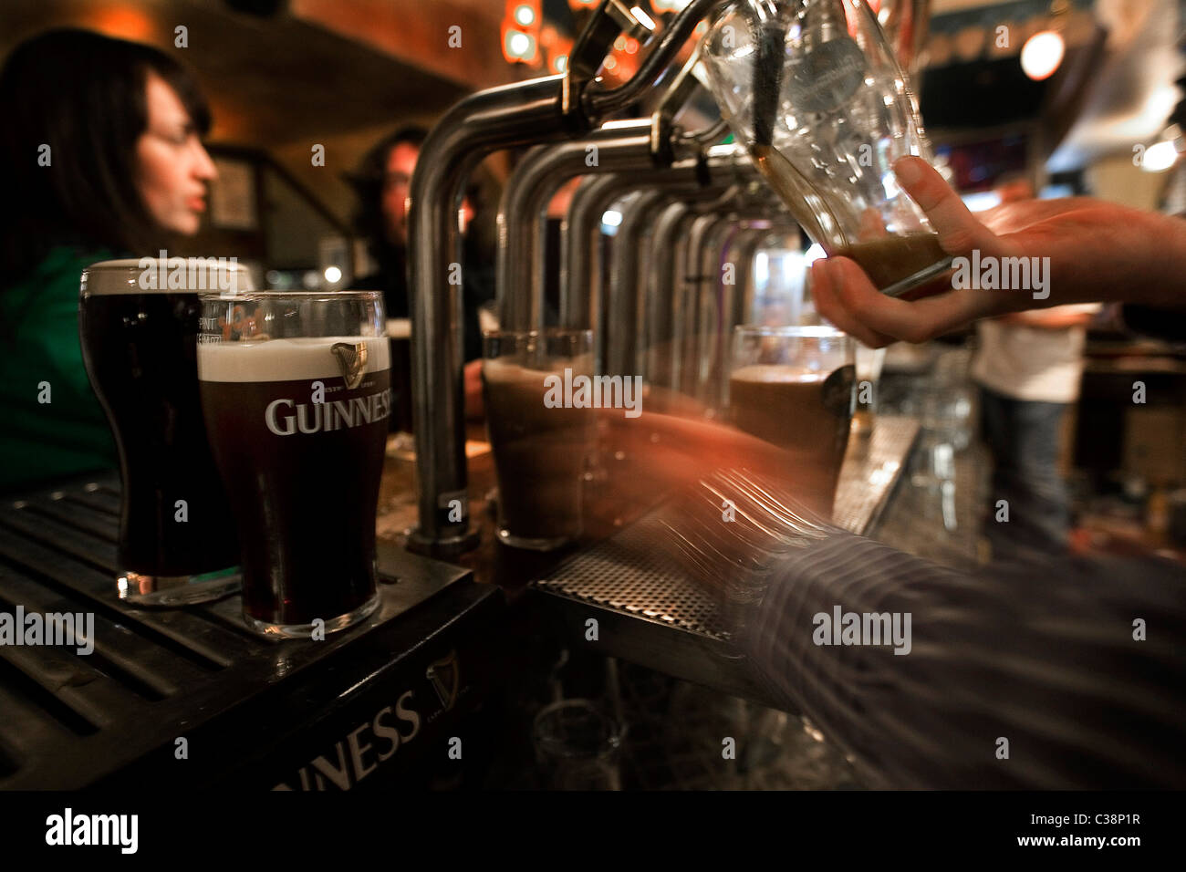 Guinness serviert in Cassidys frei Haus in Dublin Stockfoto