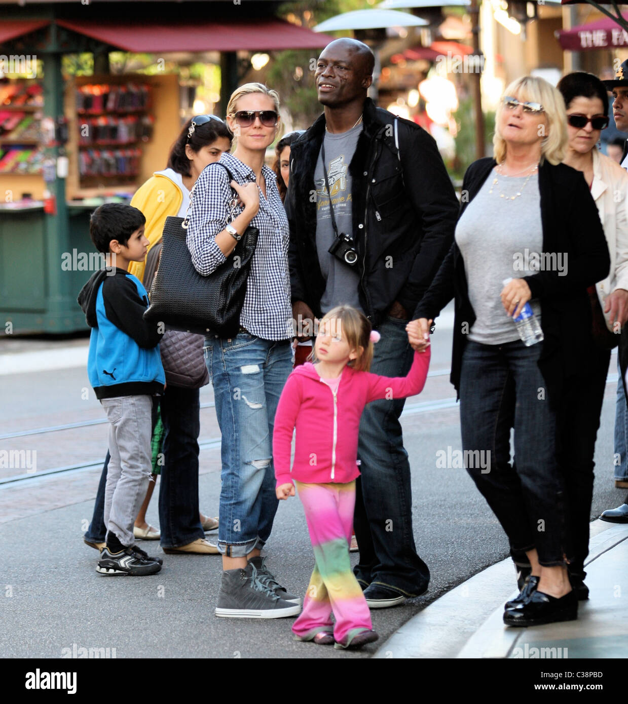 1,688 likes · 61 talking about this. Leni Klum Größe : Heidi Klum Und Seal Einkaufen In Hollywood Mit Ihrem Kind Leni Klum Los Angeles Kalifornien 27 03 09 Wright Beiny Stockfotografie Alamy