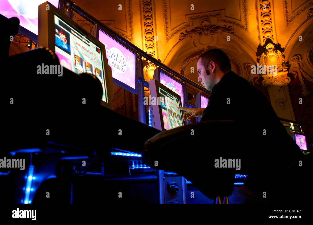 Ein Mann spielt live-Roulette in einem Casino in London, England, UK Stockfoto