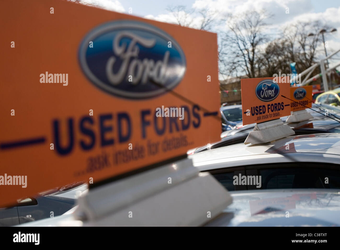 Eine Auswahl an Gebrauchtwagen Ford motor zum Verkauf an einem Autohaus in Cambridge Stockfoto