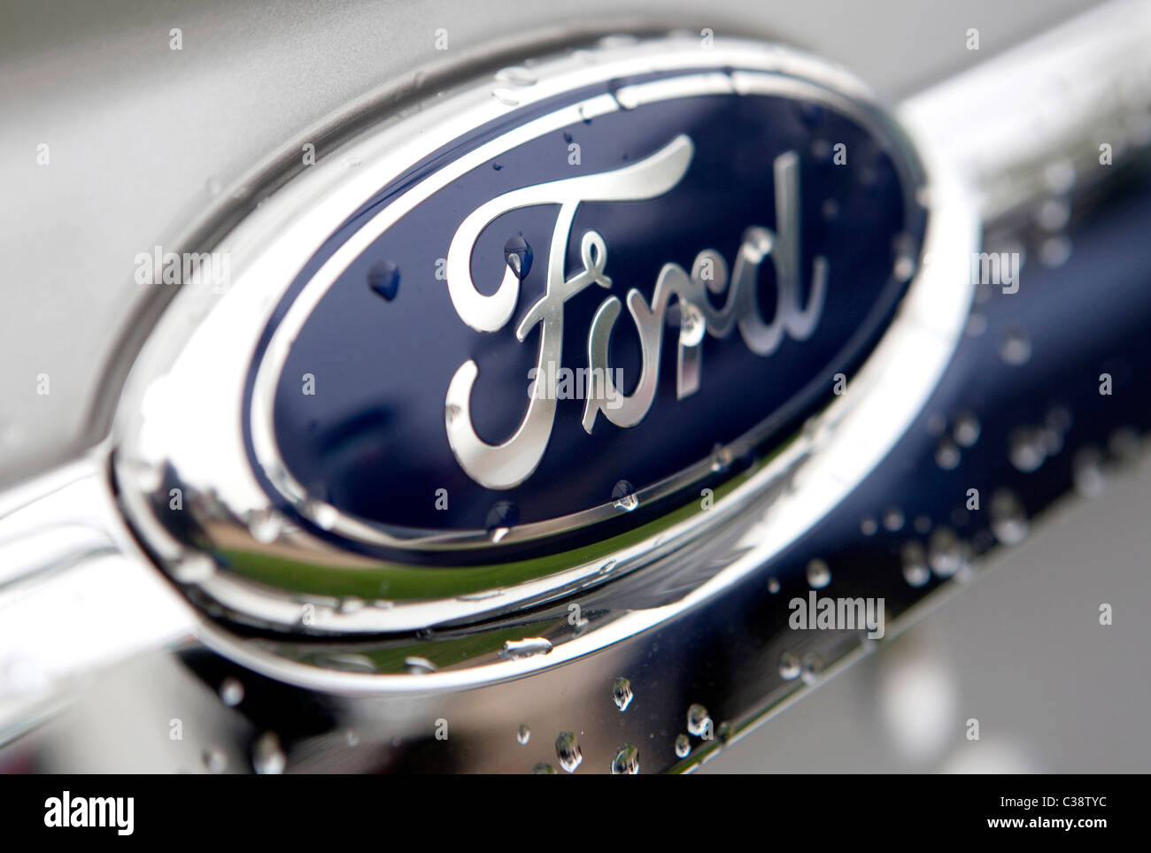 Anschauliches Bild eines Ford-Logos, Cambridge. Stockfoto Anschauliches Bild eines Ford-Logos, Cambridge. Stockfoto