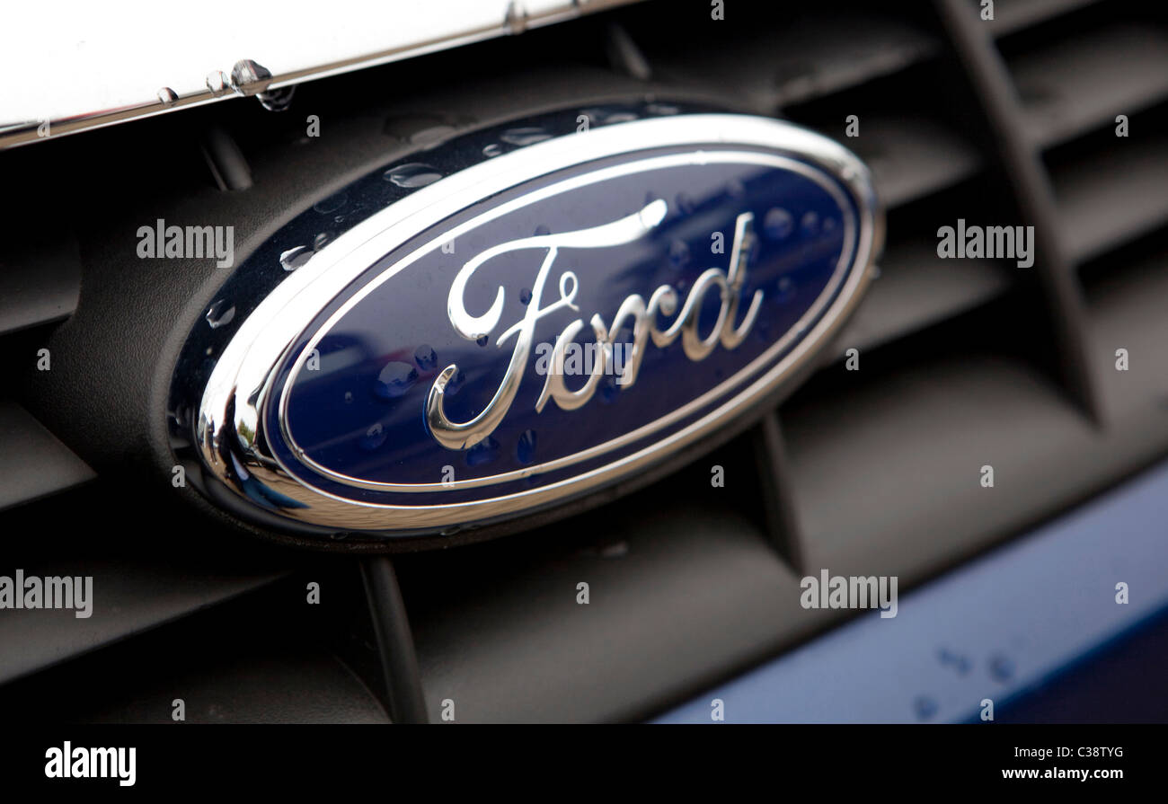 Anschauliches Bild eines Ford-Logos, Cambridge. Stockfoto Anschauliches Bild eines Ford-Logos, Cambridge. Stockfoto