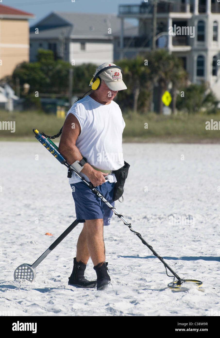 Schatzsucher mit Metalldetektor am Strand von Siesta Key Florida Stockfoto