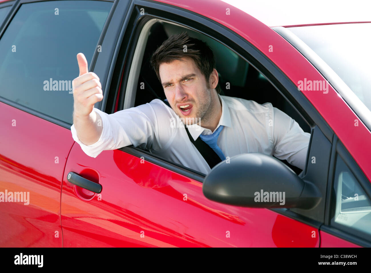 Mann, gestikulieren, während der Fahrt Auto Stockfoto