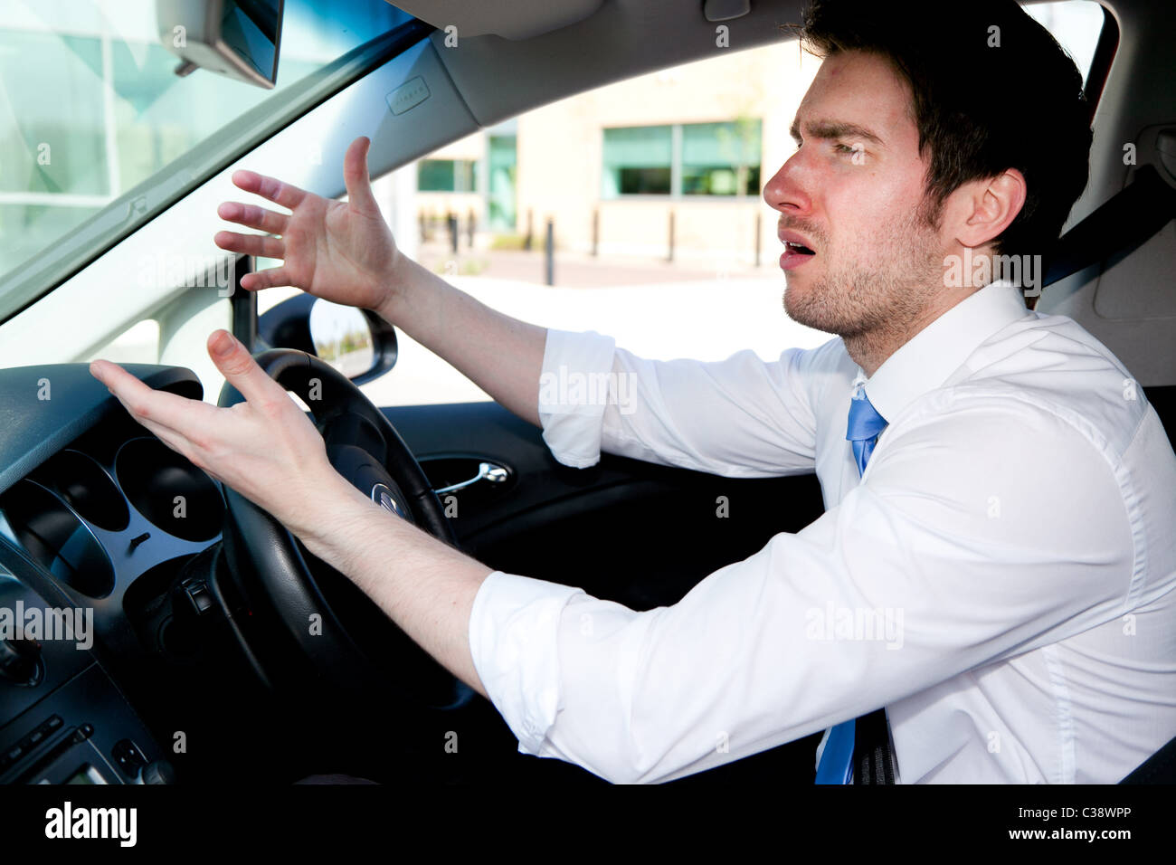 Mann, gestikulieren, während der Fahrt Auto Stockfoto