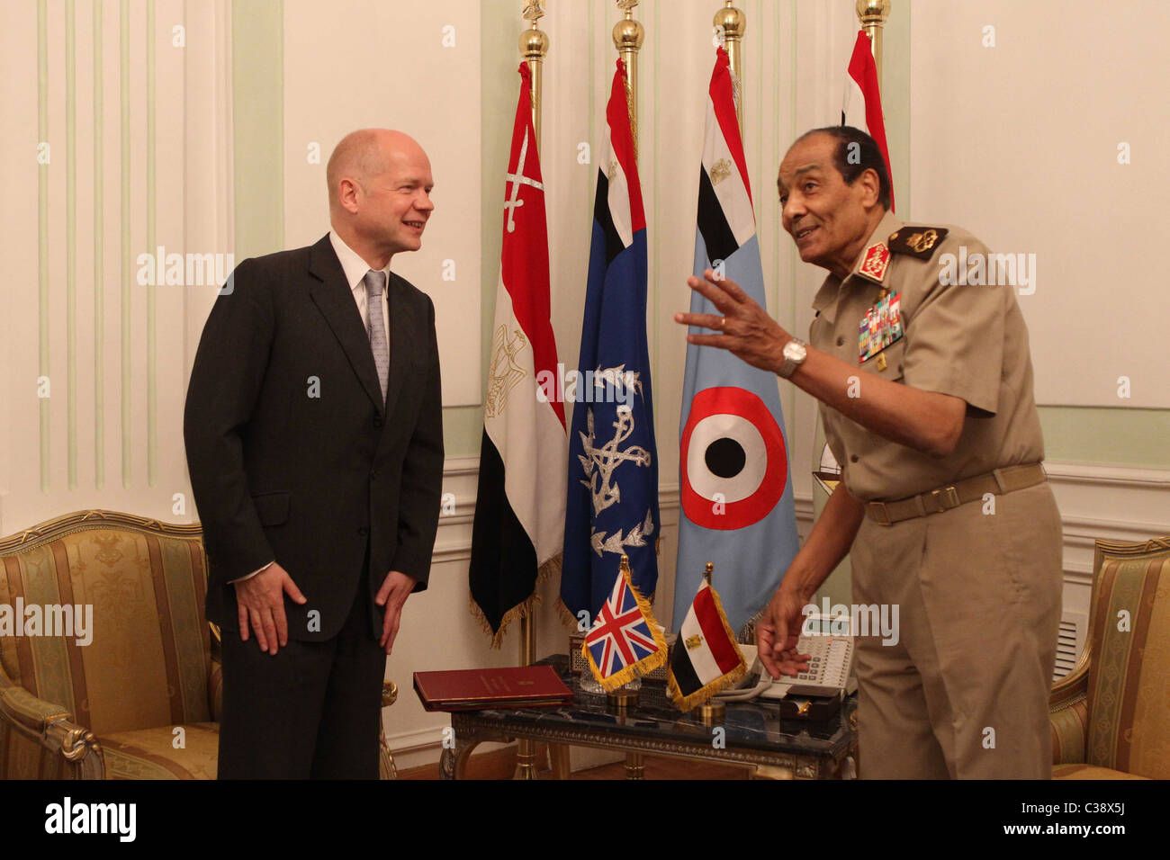 Feldmarschall Hussein Tantawi Leiter der ägyptischen Streitkräfte oberste Rat trifft britische Außenminister William Hague Stockfoto