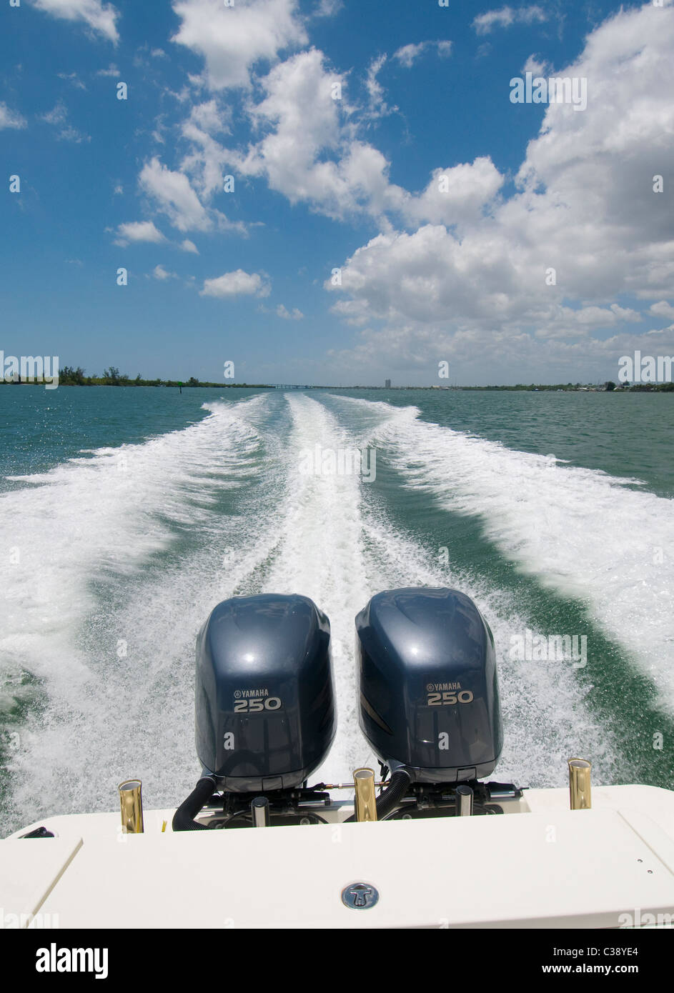 Schnell bewegenden Boot mit Twin 250 PS Yamaha inter Außenbordmotoren auf Floridas coastal waterway Stockfoto