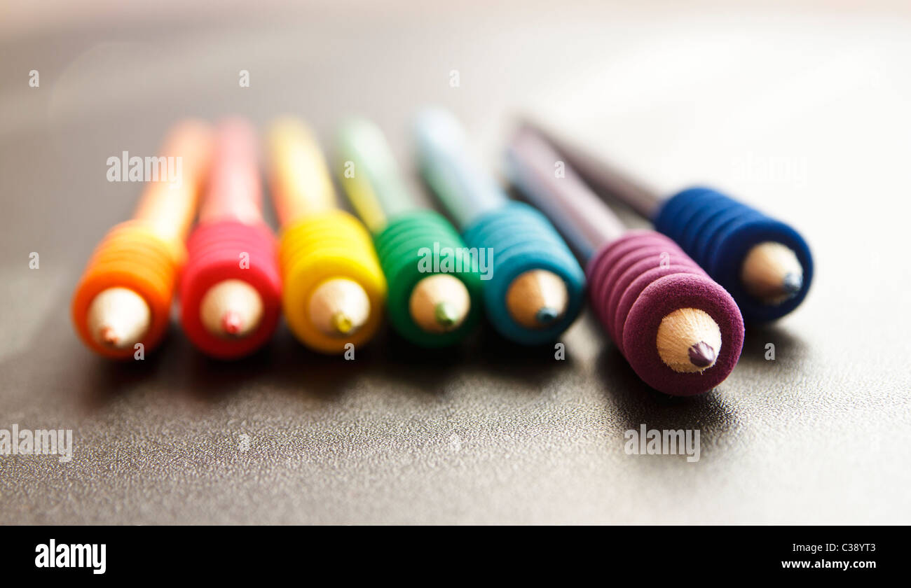 Farbstifte auf einem schwarzen Schreibtisch Stockfoto